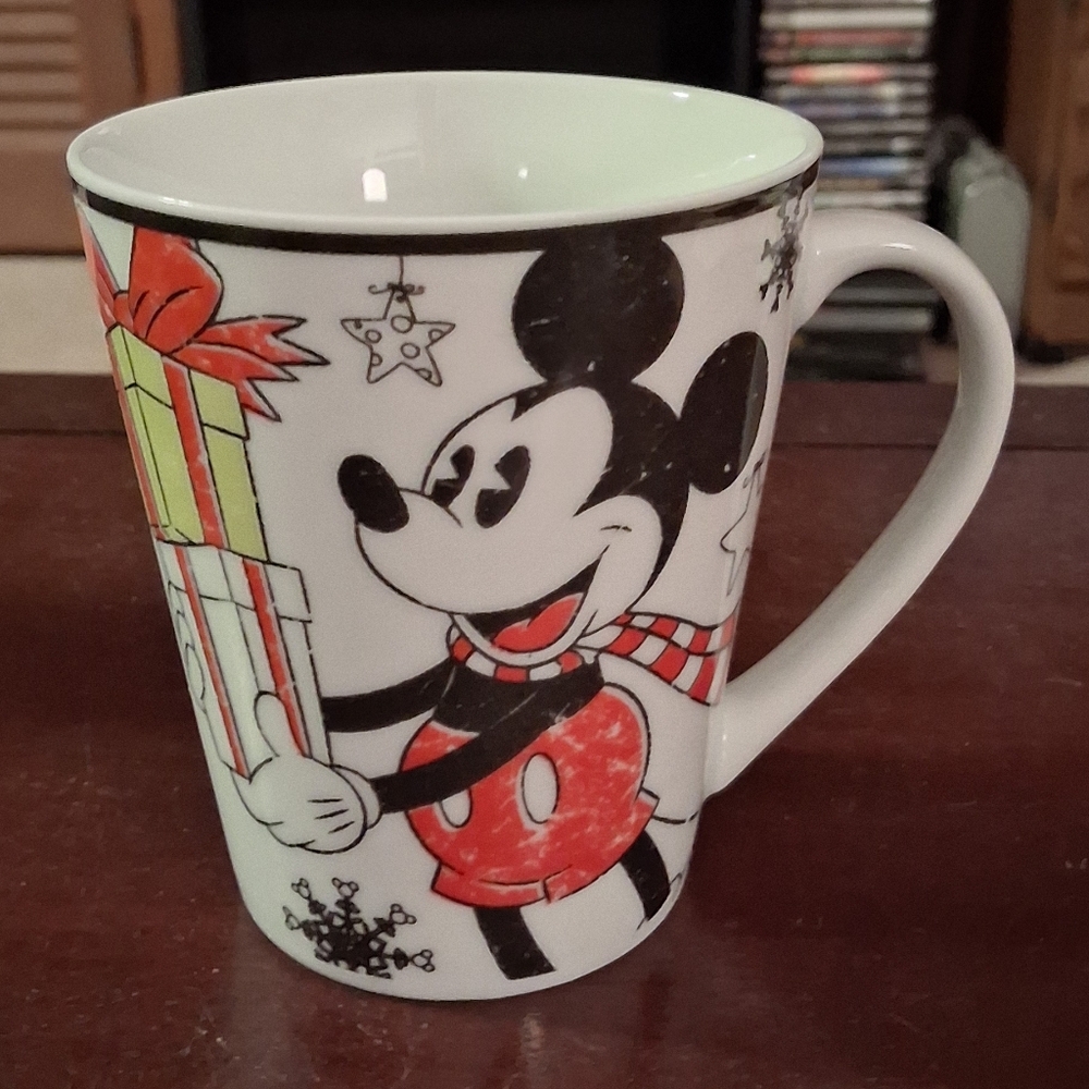 WALT DISNEY MICKEY MOUSE CHRISTMAS Collectible Mug